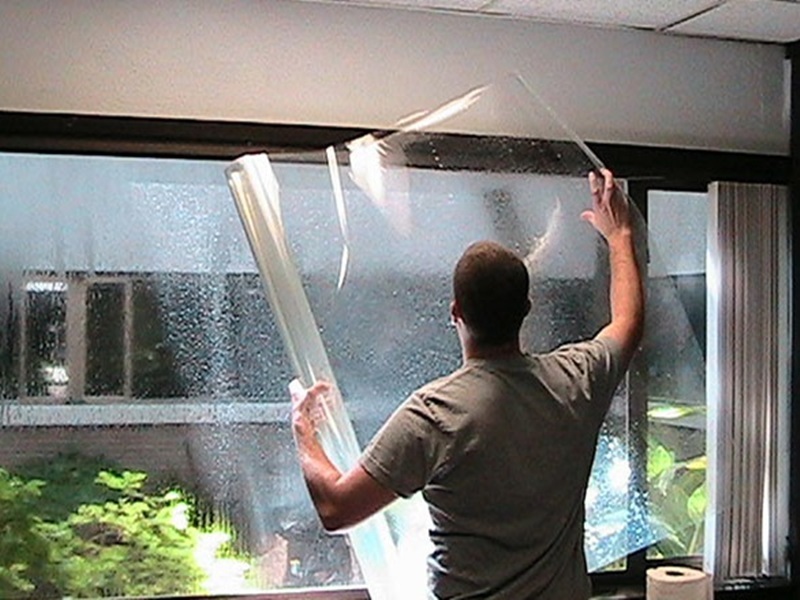 Hạn chế dùng nhiều kính chống nóng khi thi công tường nhà